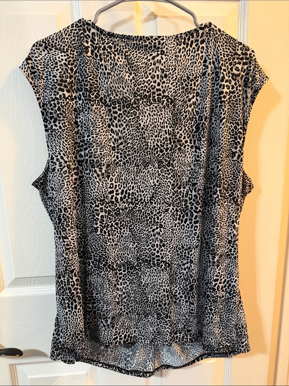 🖤 Dana Buchman Sleeveless Top Blouse Gathered Front Black Gray Cheetah Leopard - Picture 2 of 4